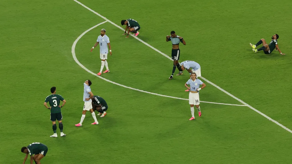 Los jugadores de Uruguay y Arabia Saudí, exhaustos tras el partido.