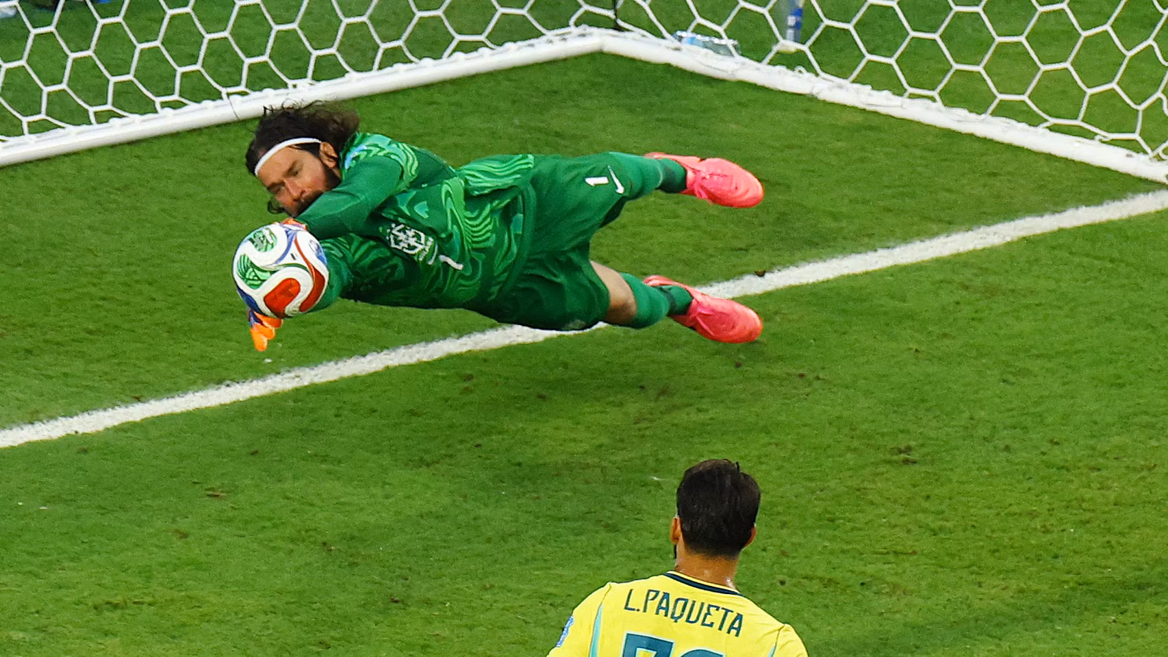 Alisson detiene uno de los remates de Escocia.