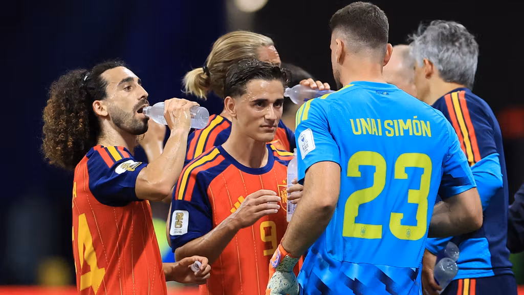 Cucurella se hidratada durante una de las pausas.