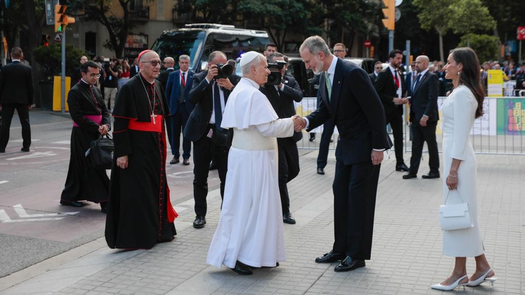 El Papa León XIV (c) saluda al Rey Felipe VI (2i) a su llegada a la celebración de la Santa Misa presidida por el Papa León XIV, a 10 de junio de 2026.