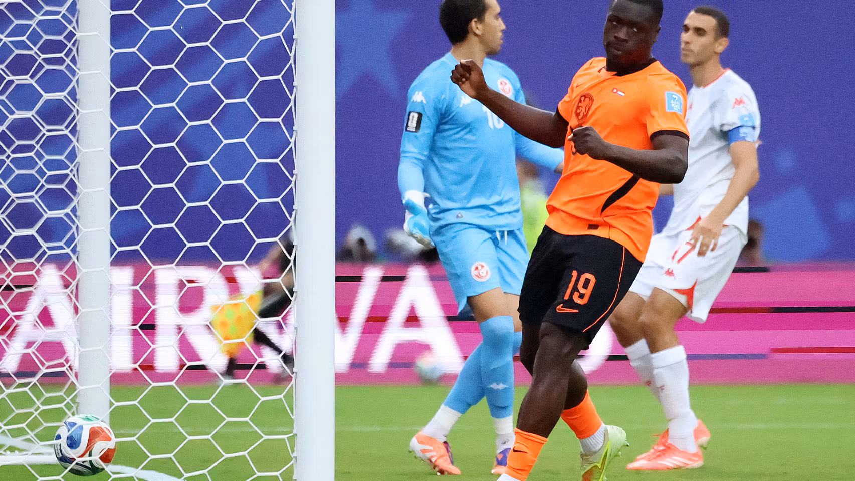 Brobbey celebra su gol contra Túnez.