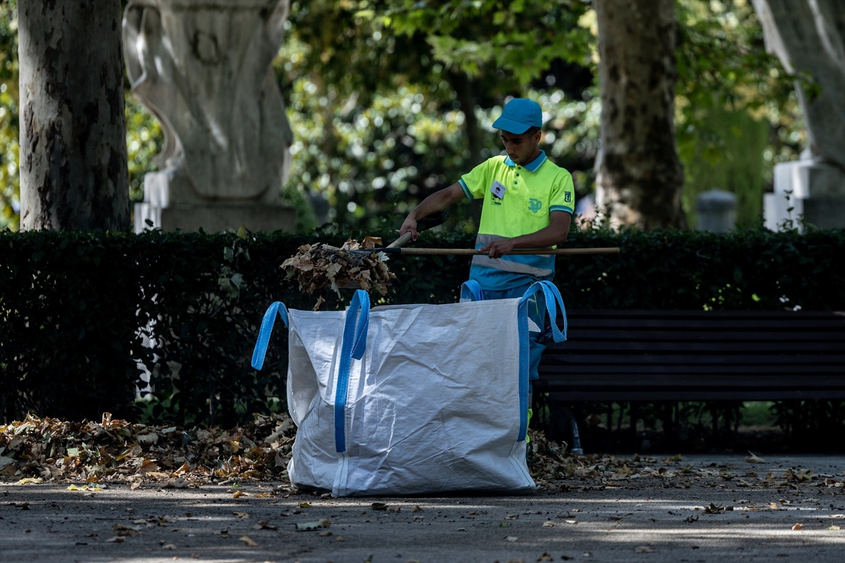 Una persona trabaja al aire libre, a 4 de julio de 2025, en Madrid