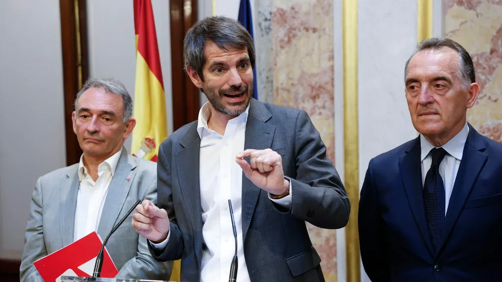 El ministro de Cultura, Ernest Urtasun (c), el portavoz adjunto de Sumar, Enrique Santiago (i), y el portavoz de la Comisión Constitucional del Grupo Socialista, Artemi Rallo (d), este lunes durante el anuncio del acuerdo.