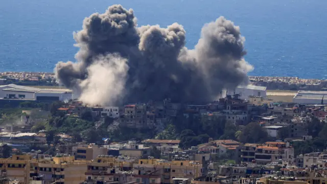 Se observa humo tras un ataque israelí en los suburbios del sur de Beirut.