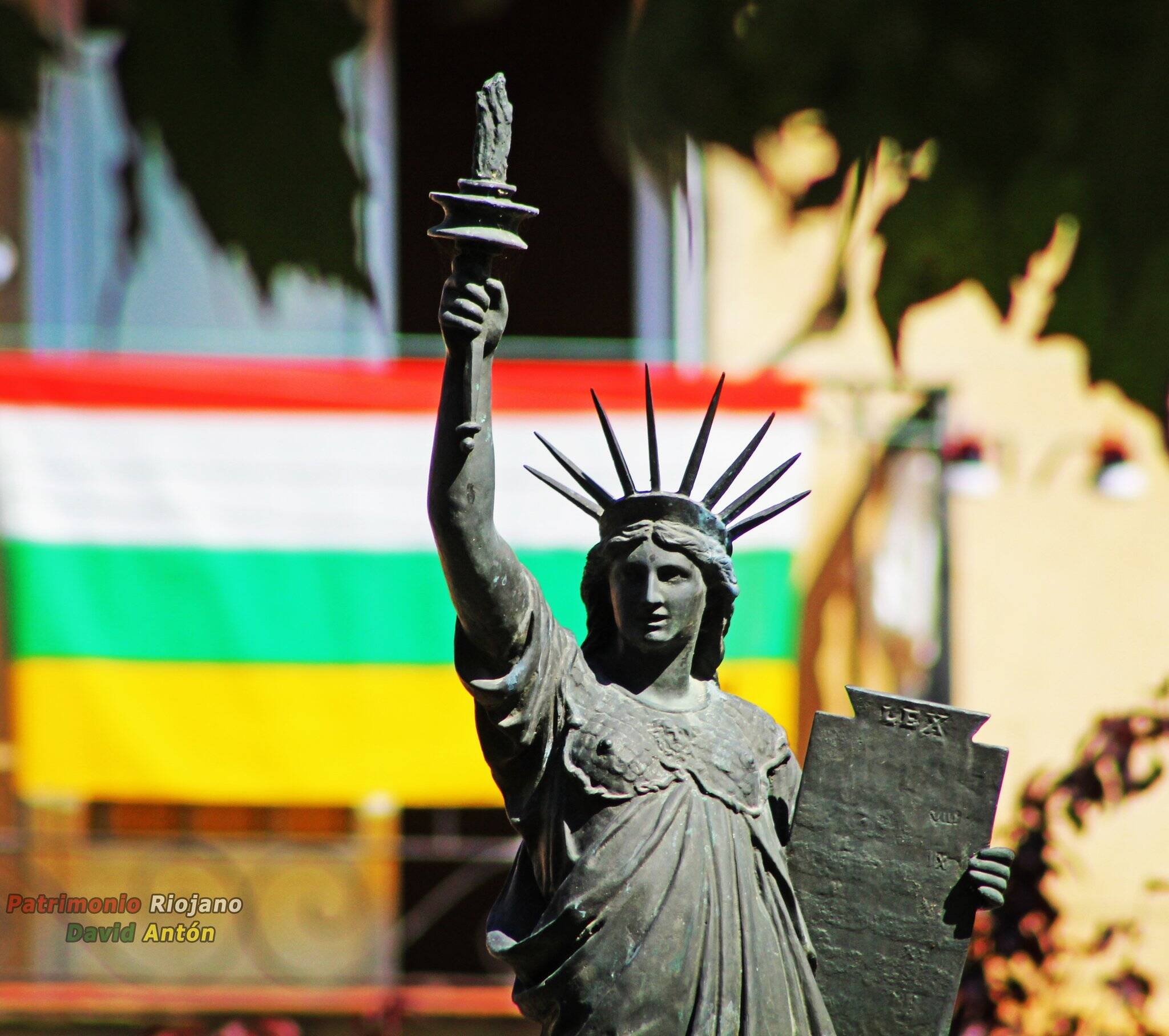 Foto: La réplica de la Estatua de la Libertad de Nueva York, una de las curiosidades monumentales más singulares de La Rioja. (Extraída de X/@PatrimonioRiojano)