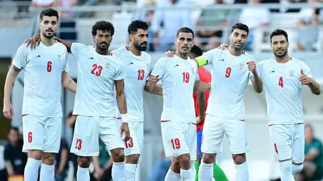 Los jugadores de la Selección Nacional de Fútbol de Irán celebran después de que su compañero Mehdi Taremi (9) anotara un gol durante un partido amistoso de fútbol contra Gambia en el complejo deportivo Titanic Mardan Palace de Antalya, Turquía, el 29 de mayo de 2026.