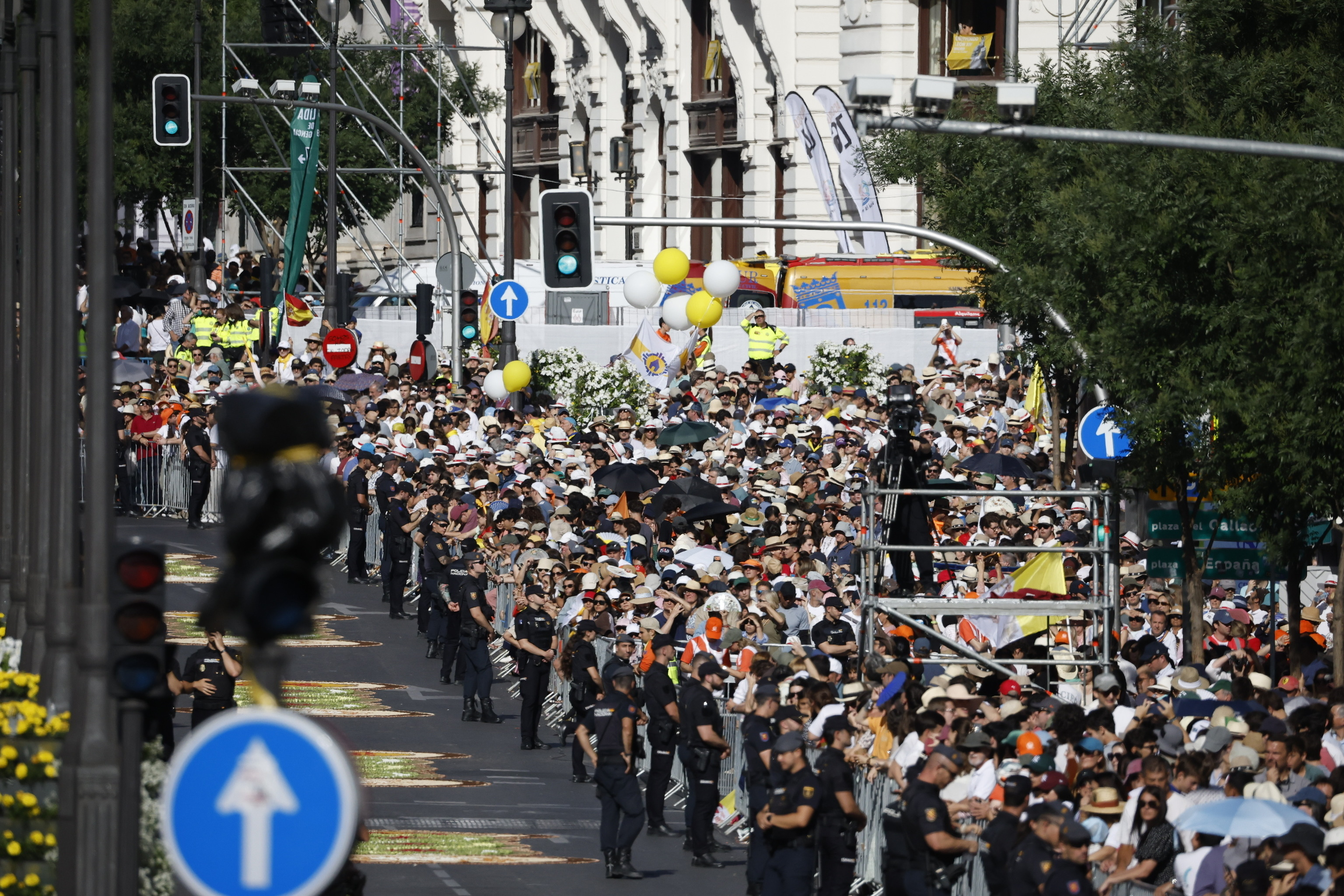 Miles de personas esperan la llegada del Papa tras los cordones de seguridad..