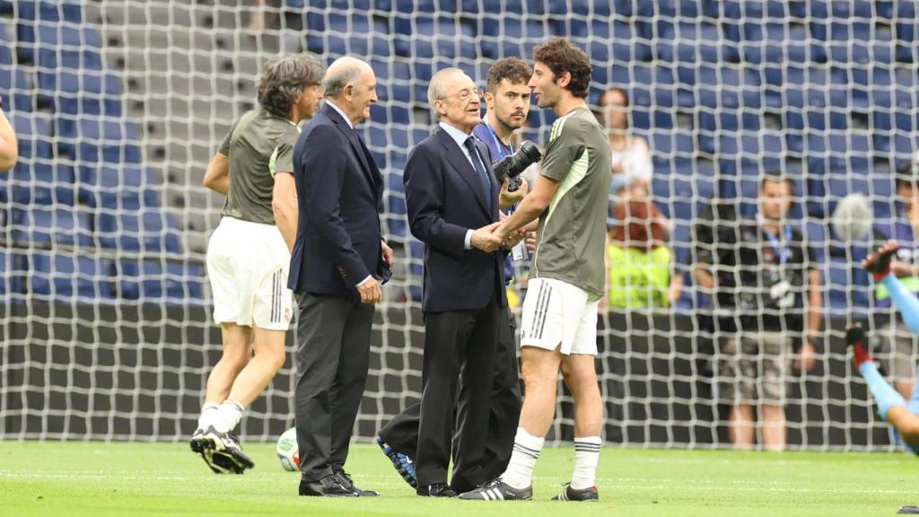 Florentino Pérez dialogando con Esteban Granero antes del Corazón Classic Match.