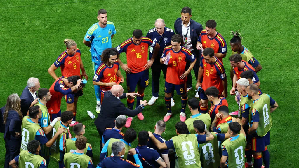 Luis de la Fuente dando instrucciones durante la pausa de hidratación de la primera parte.