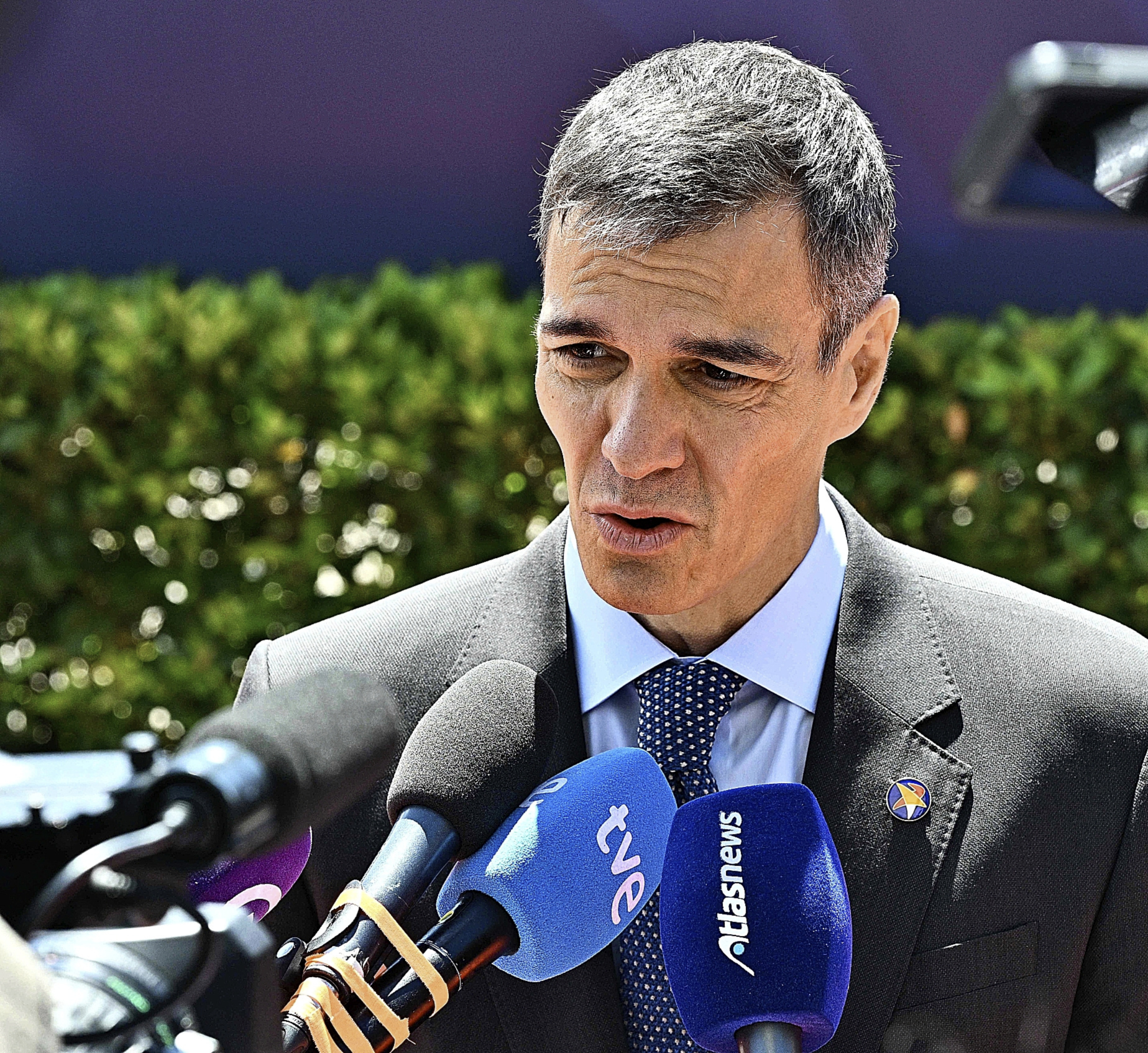 El presidente Sánchez atendiendo a los medios en Montenegro.