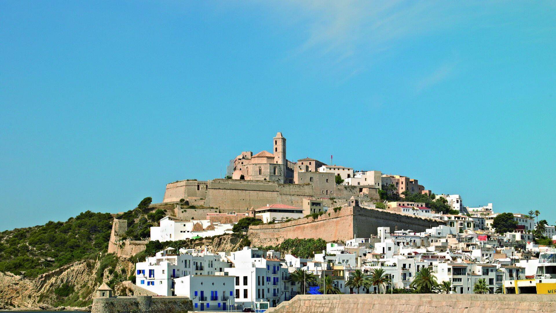 Foto: Patrimonio de la Humanidad y el corazón de la ciudad, rodeado de murallas. (Illes Balears)