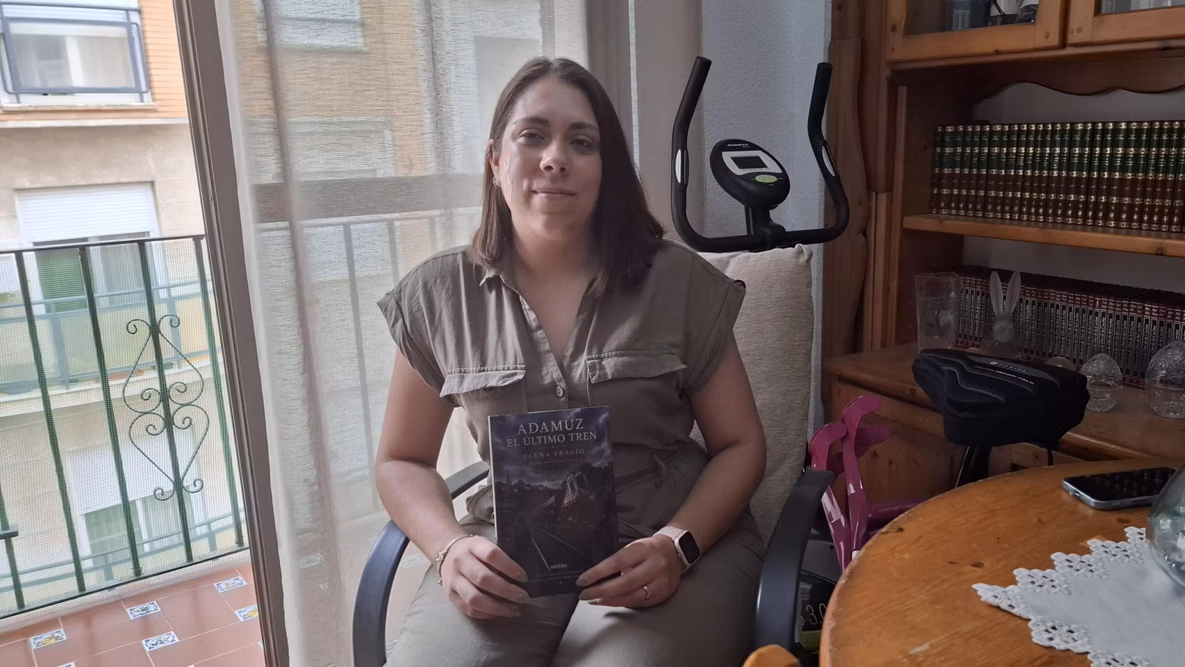 Elena, en casa, sentada para la entrevista.