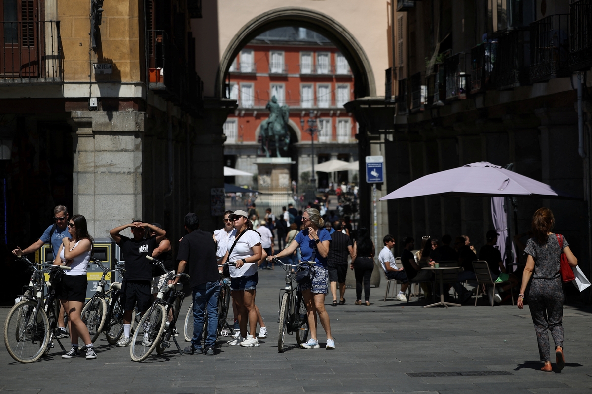 Varias personas en la Plaza Mayor de Madrid, la ciudad con el 'coste de la felicidad' más alto. (REUTERS/Kacper Pempel)