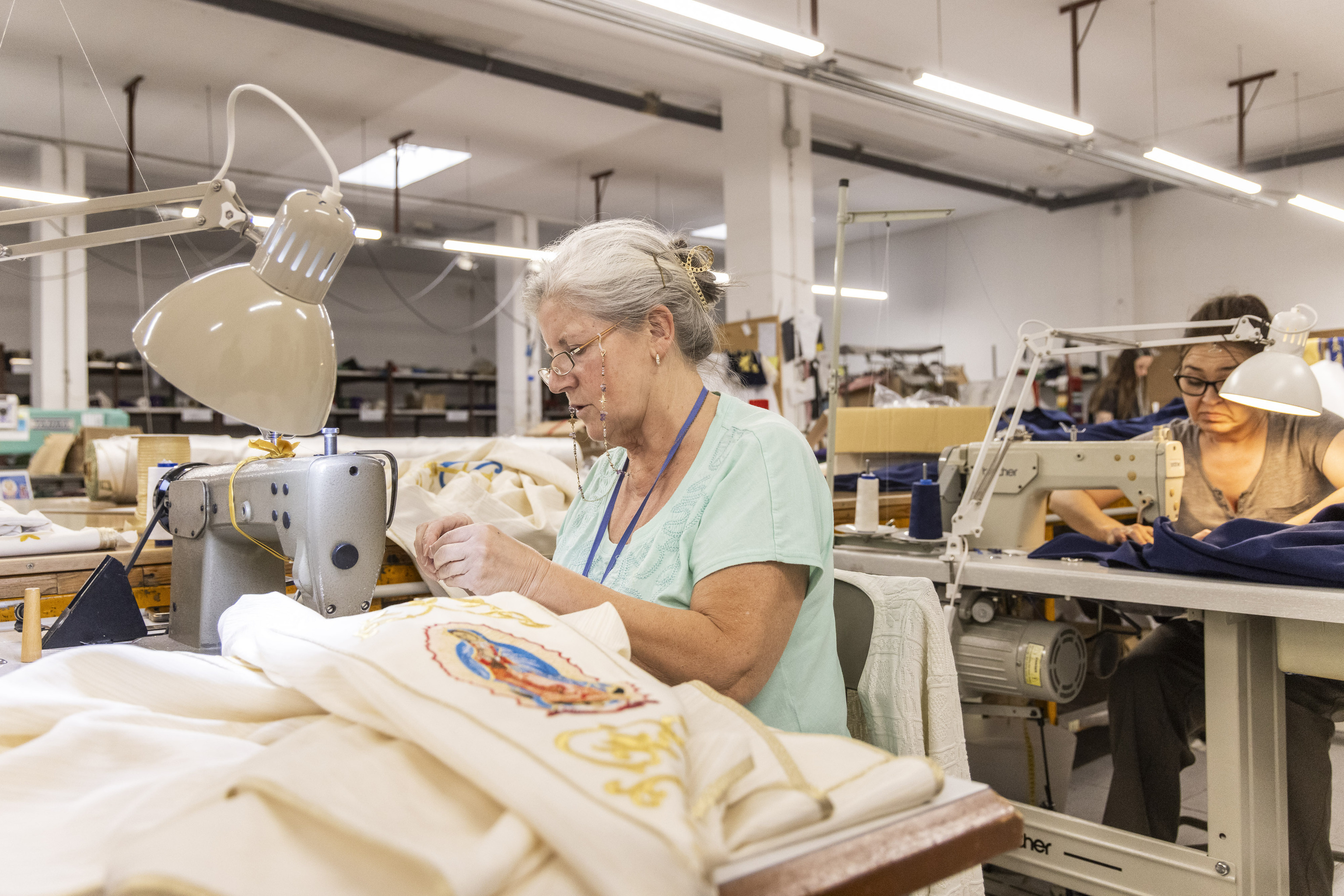 María del Pilar da los últimos retoques a una casulla en el taller de Zarasanta