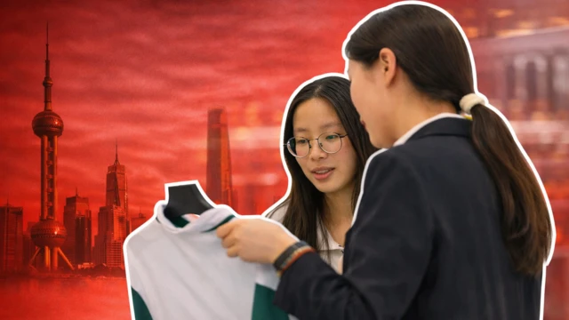 Una imagen compuesta muestra a dos mujeres en una tienda en China, sobre un fondo rojo de Shanghái. Una mujer de espaldas sostiene una camiseta blanca y verde colgada de una percha para que otra mujer la observe de frente