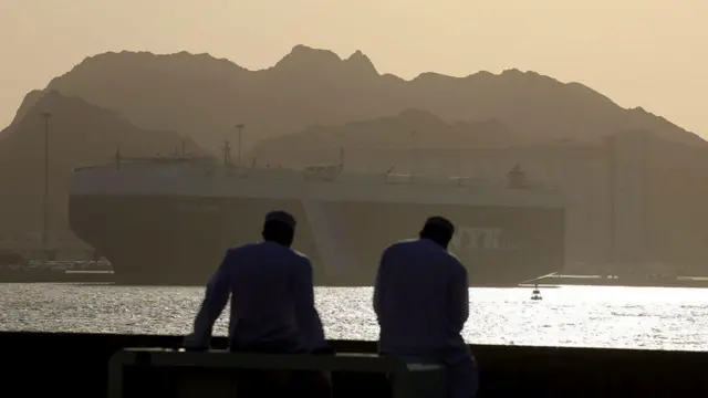 Buques comerciales y petroleros que se preparan para transitar por el Estrecho de Ormuz mantienen su espera en el Golfo de Omán, el 17 de junio de 2026.