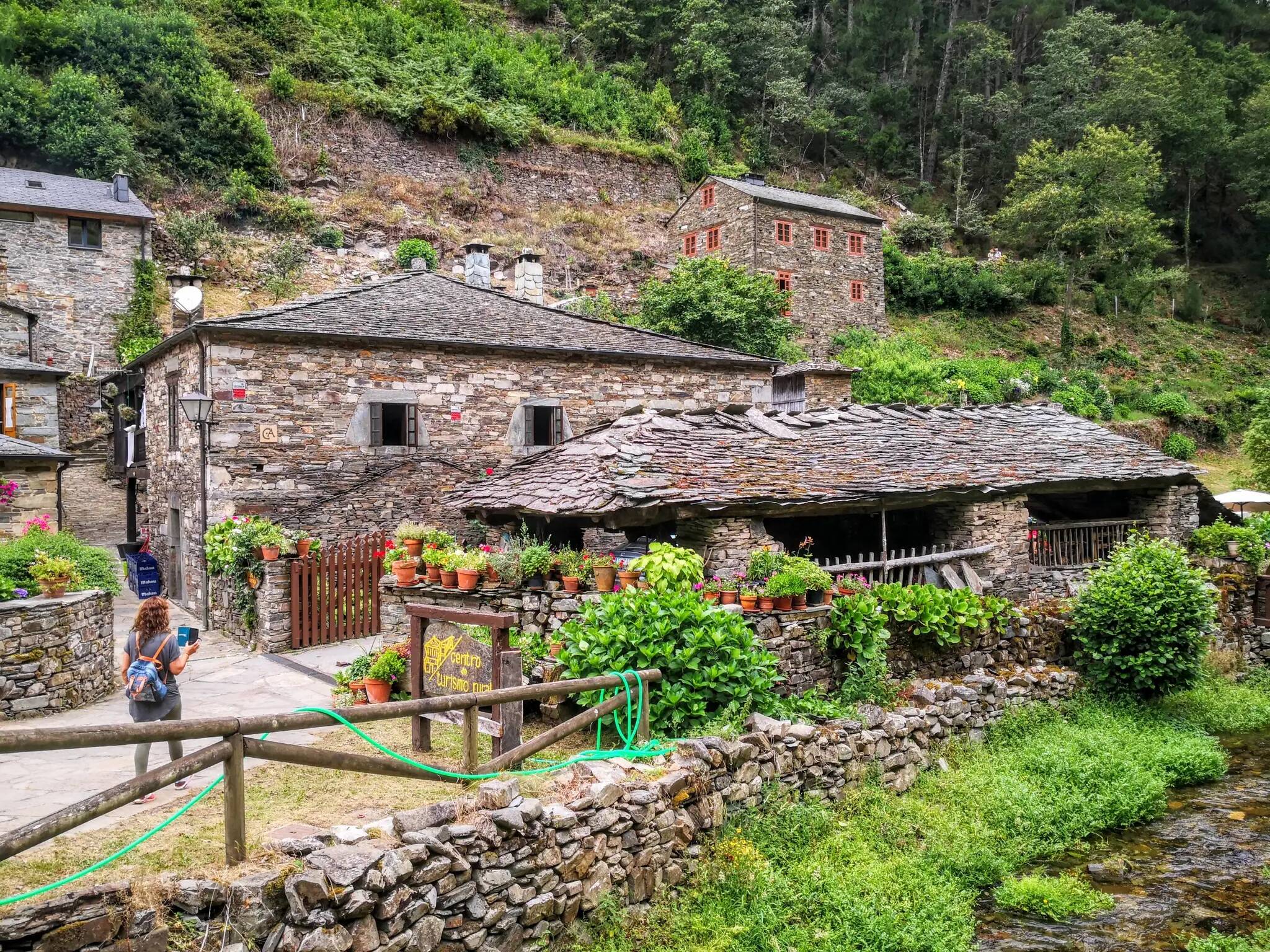 Foto: Vista de una aldea de Taramundi, rodeada de bosques y atravesada por un arroyo, en plena Reserva de la Biosfera de Oscos-Eo y Terras de Burón. (TripAdvisor)