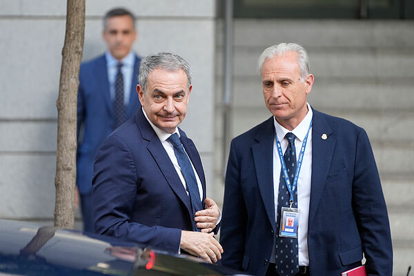 José Luis Rodríguez Zapatero, a su llegada a la Audiencia Nacional, junto al comisario encargado de la seguridad de la institución.