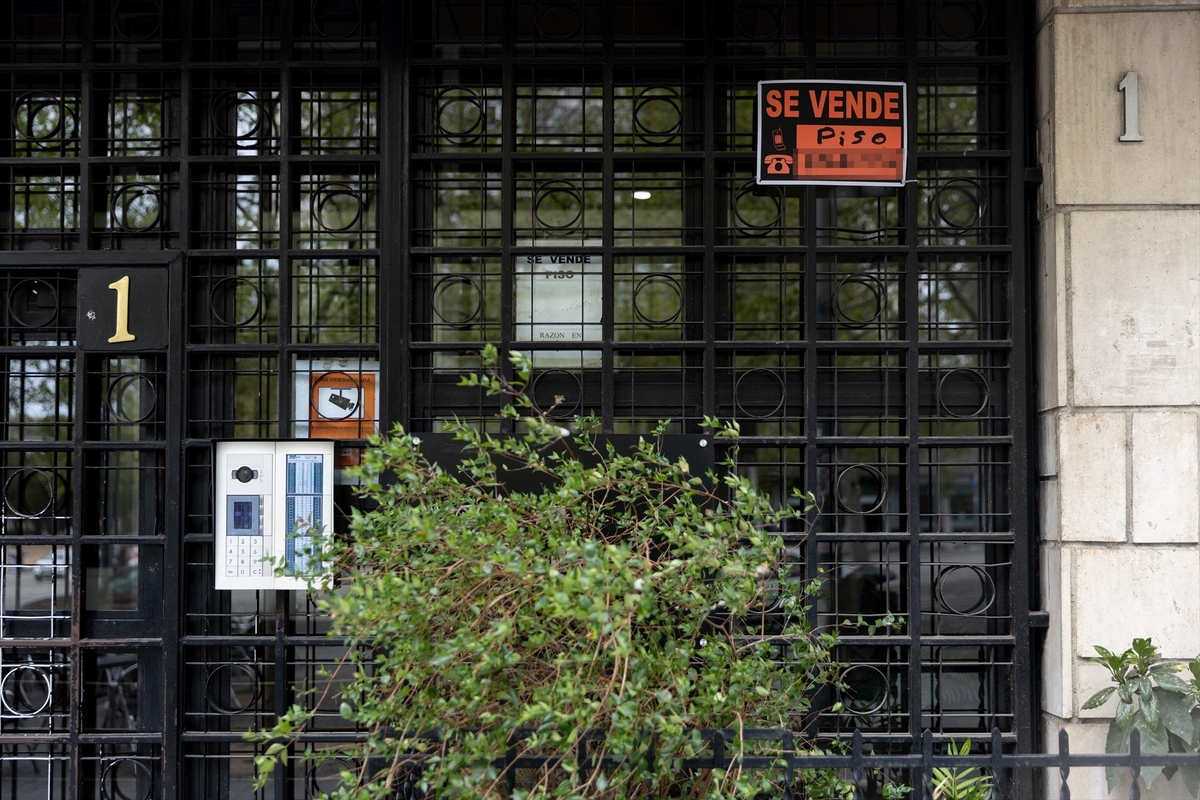 Vista de un cartel de 'Se vende' en un portal de un edificio en Madrid. Eduardo Parra / Europa Press