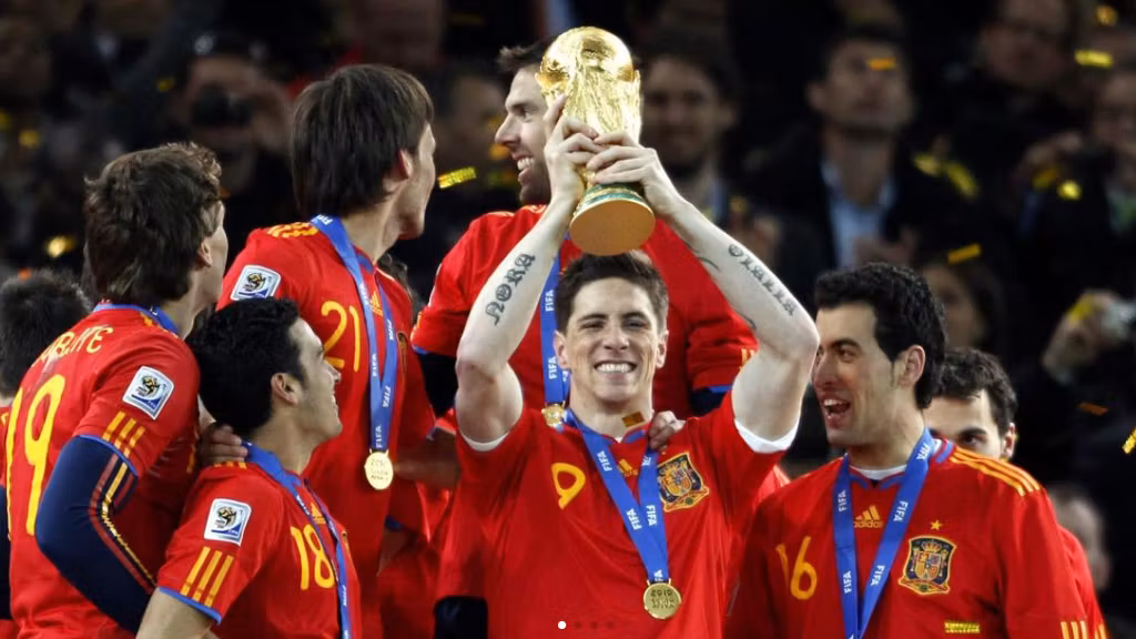Fernando Torres levanta la Copa del Mundo en el Mundial de 2010.
