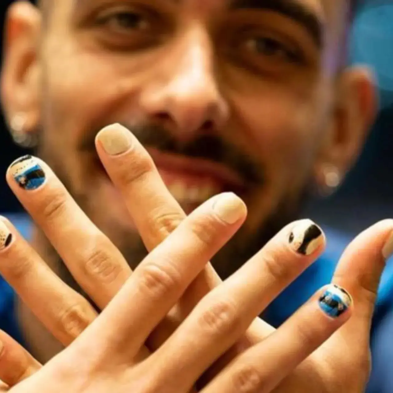 Borja Iglesias, con las uñas pintadas.