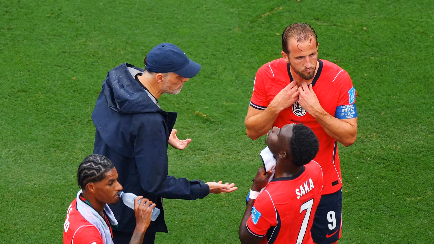 Tuchel habla con Harry Kane durante el partido contra Panamá.