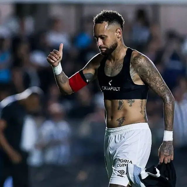 Neymar con un chaleco inteligente durante un entrenamiento de su club