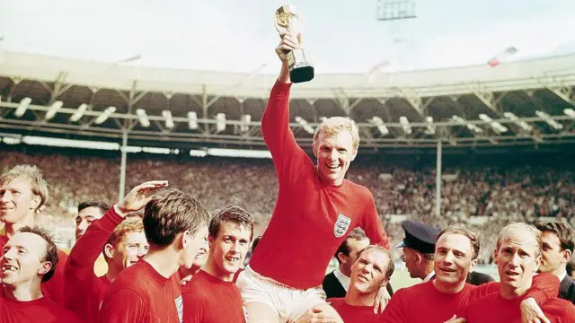 Bobby Moore levanta el trofeo de la Copa del Mundo en 1966