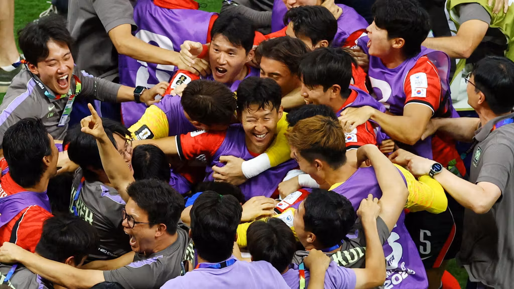 Son en el medio celebrando con sus compañeros la victoria de Corea del Sur ante la República Checa.