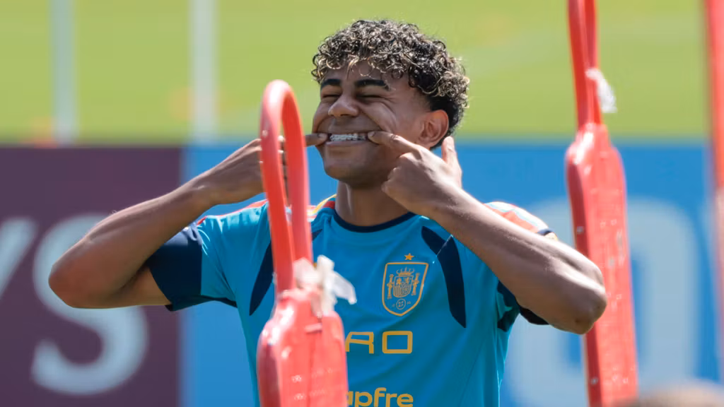 Lamine Yamal bromeando en el entrenamiento de la Selección.
