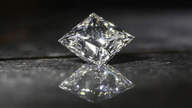 Un primer plano de un diamante creado en laboratorio.