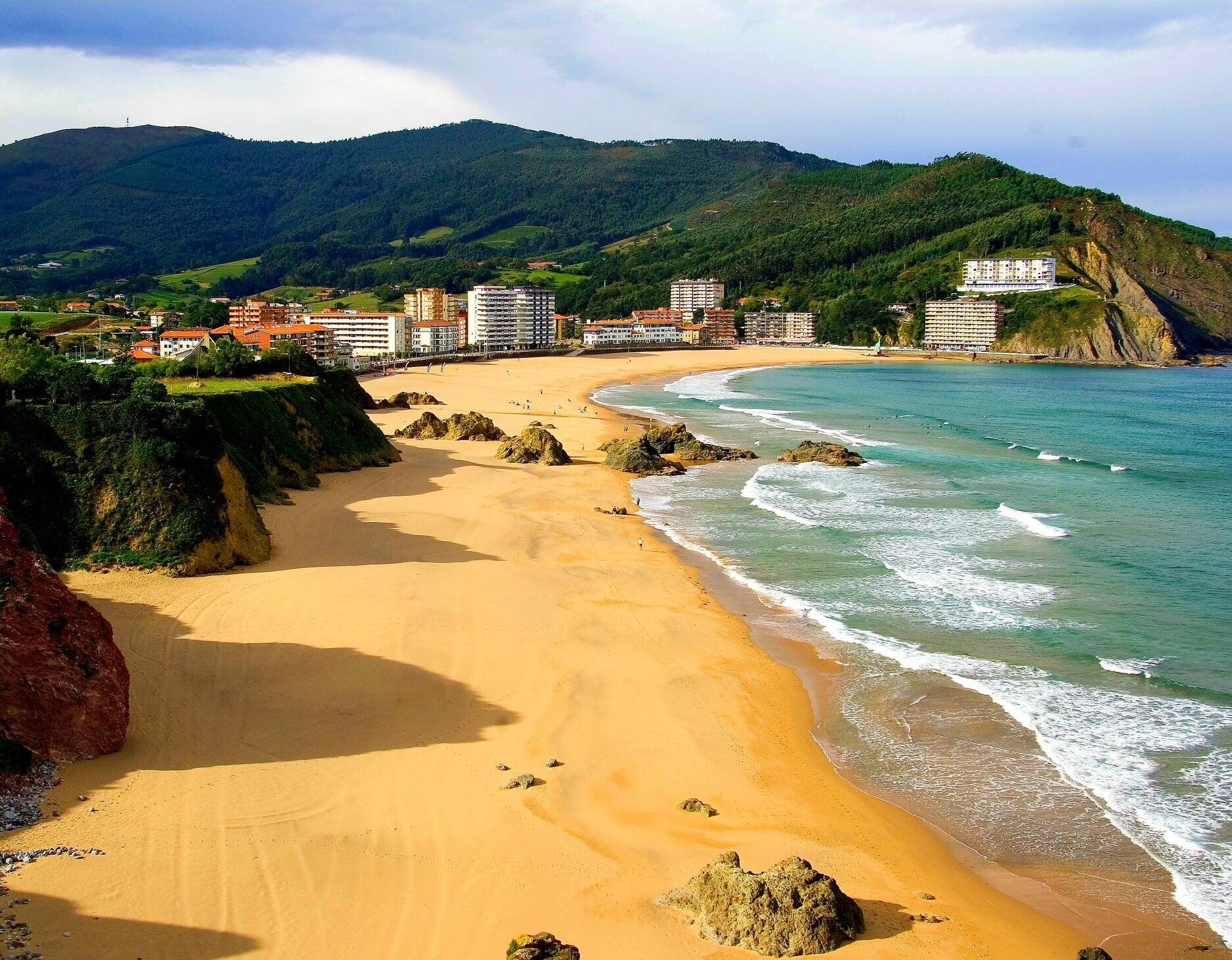 Foto: Las olas constantes y el entorno natural de esta playa la han situado entre los lugares más apreciados por los aficionados al surf del País Vasco. (Bilbao Turismo)