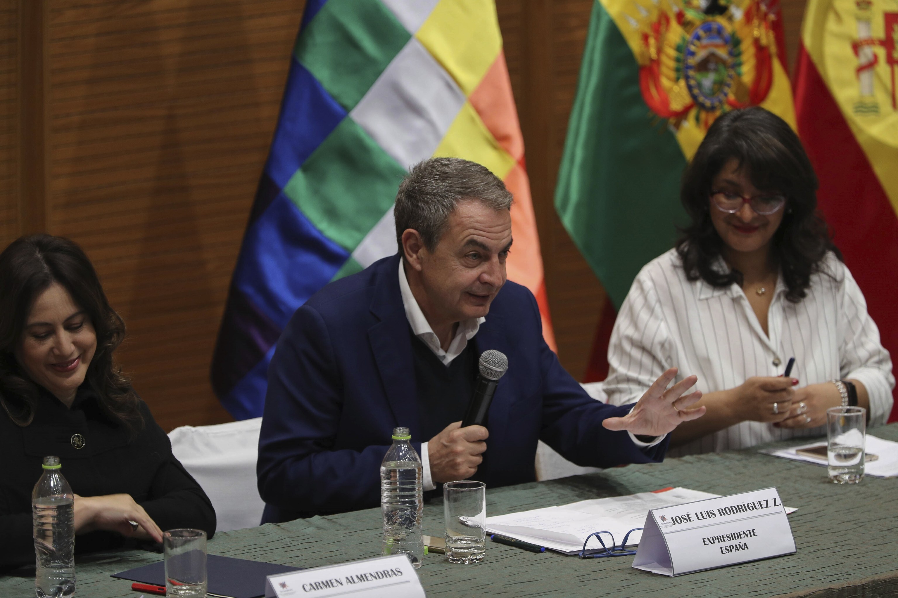 El ex presidente del gobierno de España José Luis Rodríguez Zapatero, junto a la viceministra de Relaciones Exteriores de Bolivia, Carmen Almendras (i), y la directora Ejecutiva del Servicio Plurinacional de la mujer y de la Despatriarcalización, Tania Sánchez (d), en 2029, en La Paz, Bolivia.