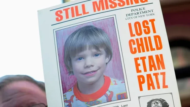Un hombre sostiene un periódico en el que se ve una foto de Etan Patz y el titular en inglés "aún desaparecido"