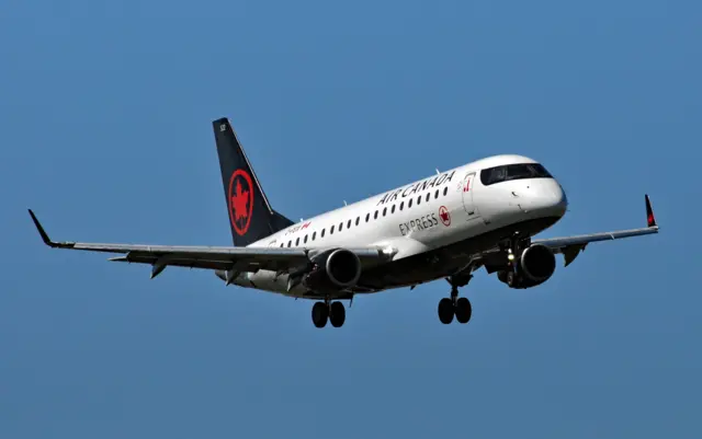 Un avión pequeño de Air Canada
