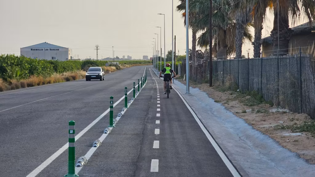 Ciclista circulando por el carril