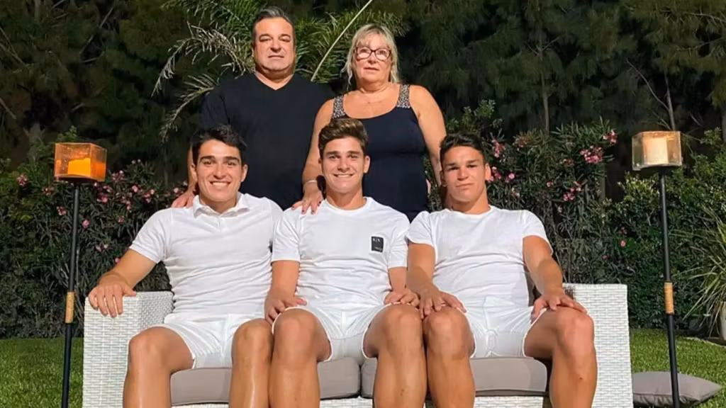 Julián Álvarez, junto a sus hermanos y sus padres.