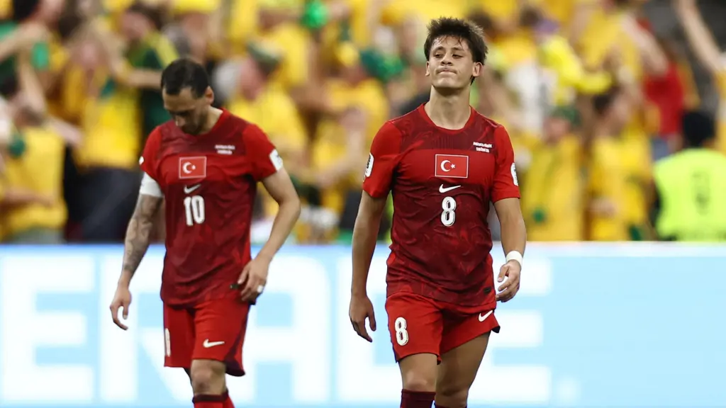 Arda Güler, frustrado tras un gol de Australia.