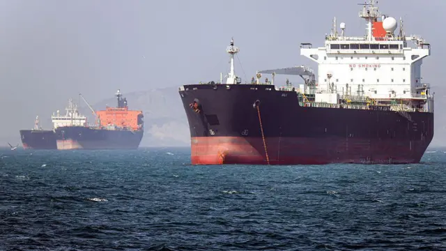 Un barco petrolero con bandera de Gambia anclado en el estrecho de Ormuz, frente a Bandar Abbas, en el sur de Irán.