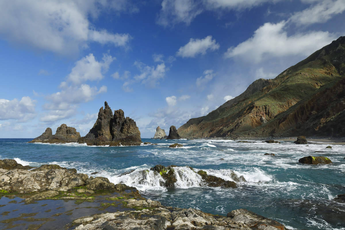 Foto: Vista de la playa de Tenerife que destaca por sus formaciones volcánicas, su intenso oleaje y un paisaje de gran valor ambiental dentro del macizo de Anaga. (iStock)