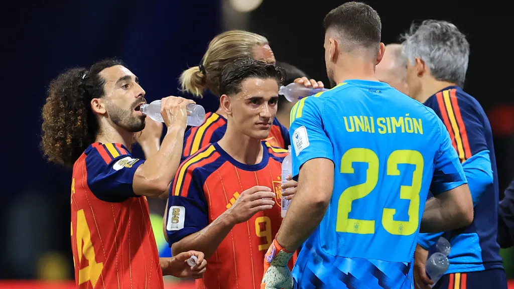 Unai Simón charla con Gavi durante la primera pausa de hidratación.