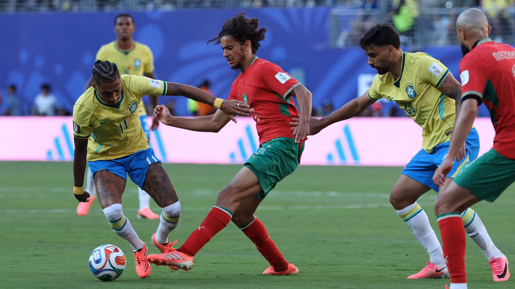 Ayyoub Bouaddi dando un pase en el Brasil - Marruecos del Mundial.
