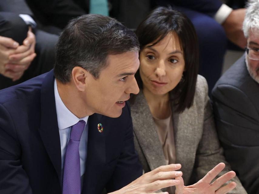 El presidente del Gobierno, Pedro Sánchez, junto a Mercedes González en FITUR en 2023.