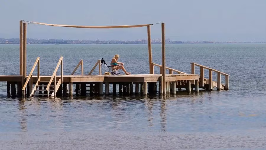 Mujer frente al Mar Menor. EFE