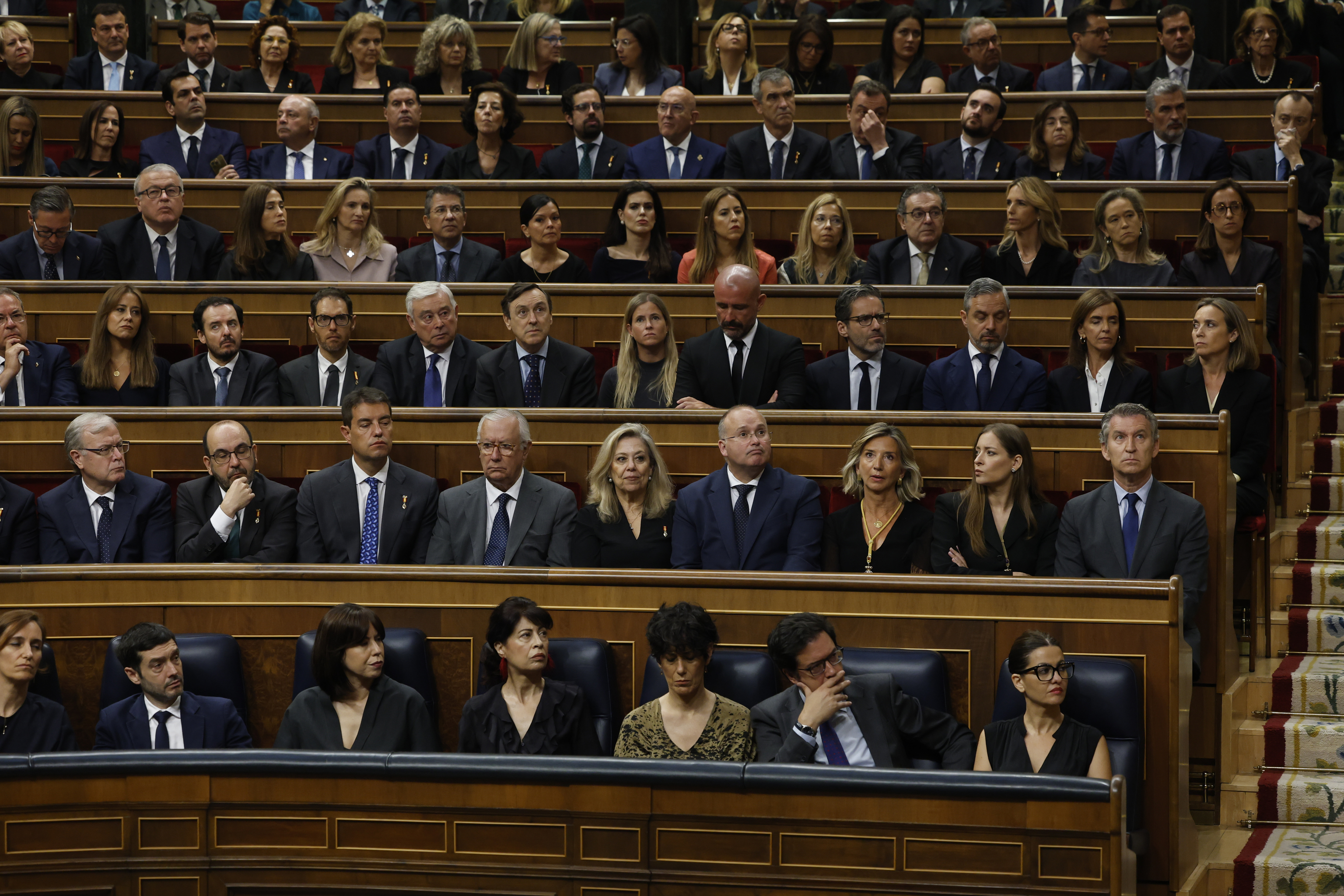 Los ministros del Gobierno (abajo primera fila) y la bancada popular con Alberto Núñez Feijóo (d-segunda fila) escuchan el discurso del papa León XIV en el hemiciclo del Congreso de los Diputados
