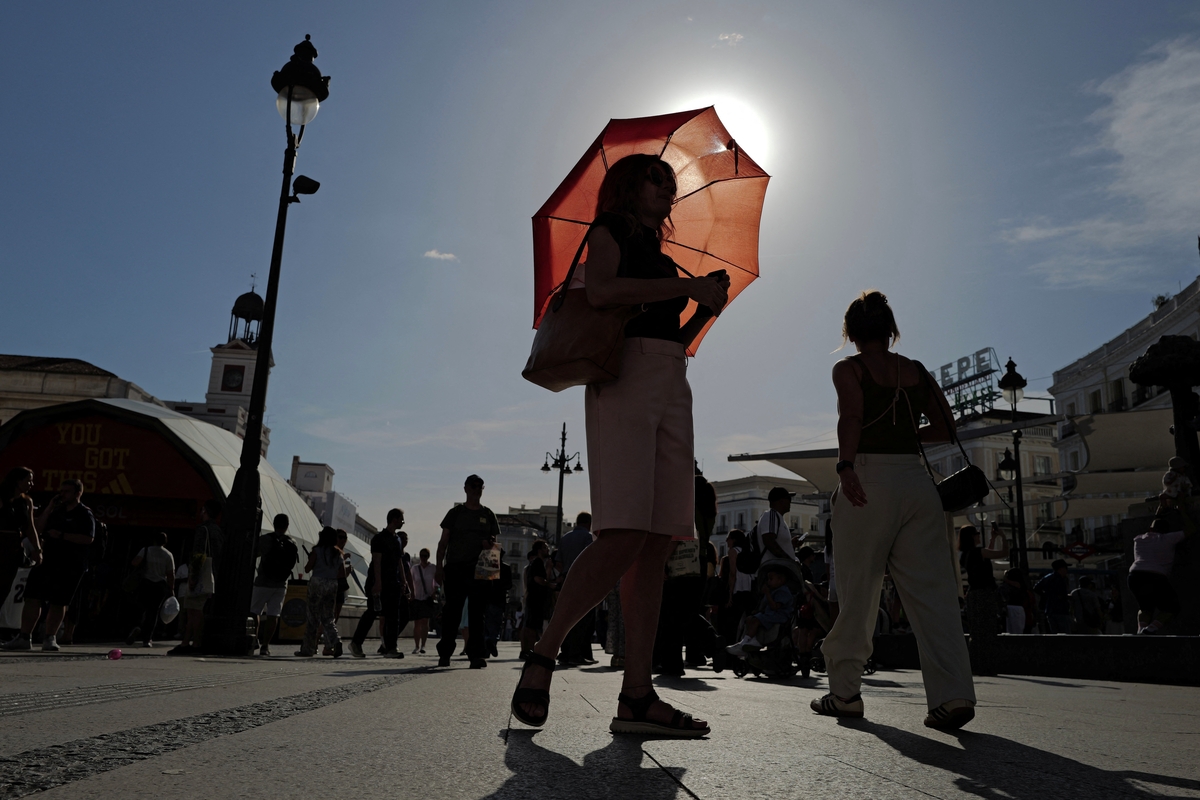 Una mujer se protege del sol con un paraguas en Madrid. (REUTERS/Kacper Pempel)