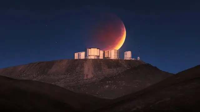 La luna anaranjada se deja ver en uno de los centros astronómicos del desierto de Atacama