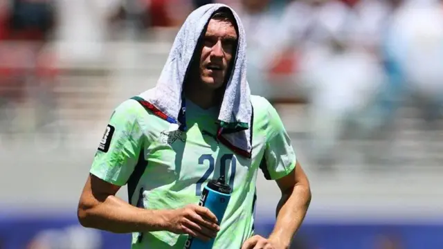 El suizo Michel Aebischer durante una pausa de hidratación en el Mundial.