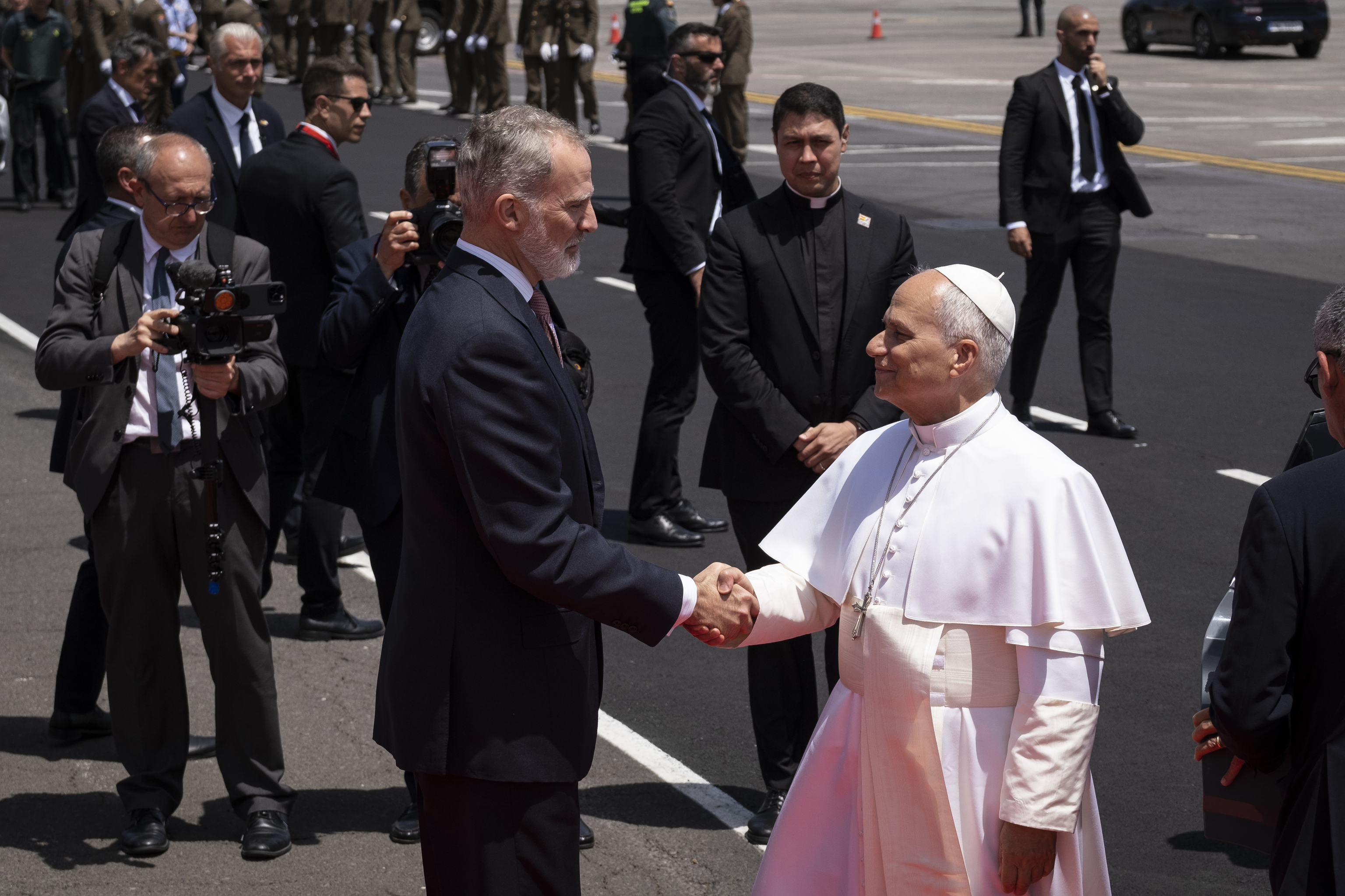 El Papa León XIV se despide de Felipe VI al término de su visita a España