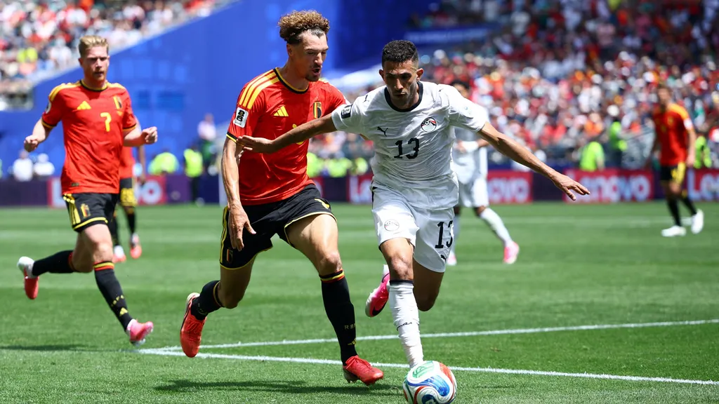 Fotouh intenta retener el balón presionado por Meunier.